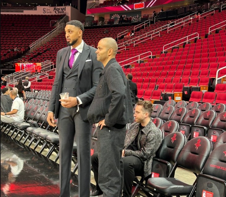 為球隊打氣！馬刺名宿帕克今天來到了豐田中心觀戰(zhàn)馬刺VS火箭