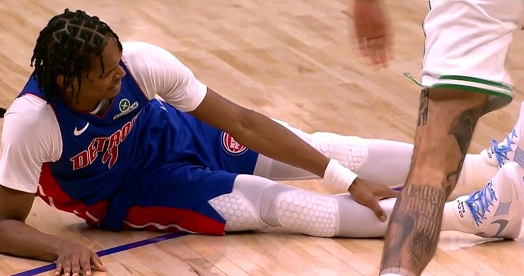 愿無大礙！奧薩爾進攻中無對抗抽筋倒地 隨后自己走回板凳席