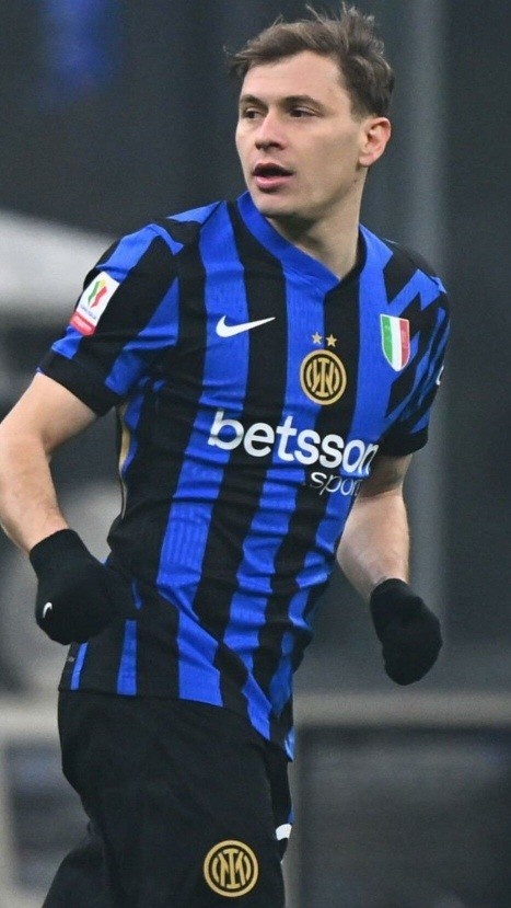 在周中意大利杯比賽，國米球員巴雷拉球衣胸前的隊徽印反了