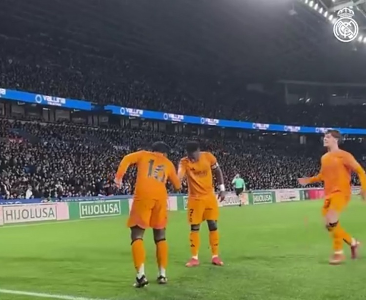 國(guó)王杯戰(zhàn)勝皇家社會(huì)，恩德里克進(jìn)球后與維尼修斯握手慶祝