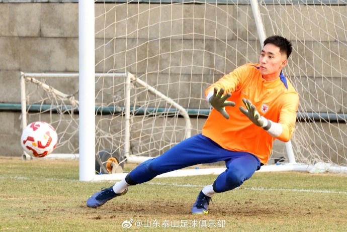2月27日下午，山東泰山隊(duì)進(jìn)行了與大連英博的賽前官方訓(xùn)練