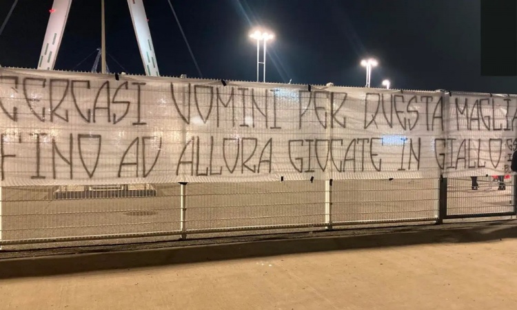 意媒：尤文部分球迷拉橫幅抗議，表達(dá)對(duì)球隊(duì)和管理層的不滿