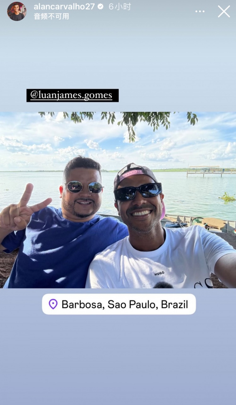 享受假期生活，阿蘭與友人在旅游勝地巴爾博薩市合影