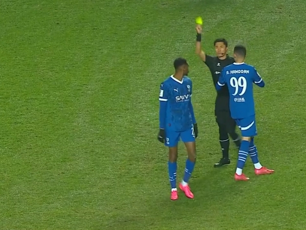 怒出黃牌拉都拉不??！馬寧疑似遭新月球員嘲諷，其補(bǔ)時(shí)判罰引爭(zhēng)議