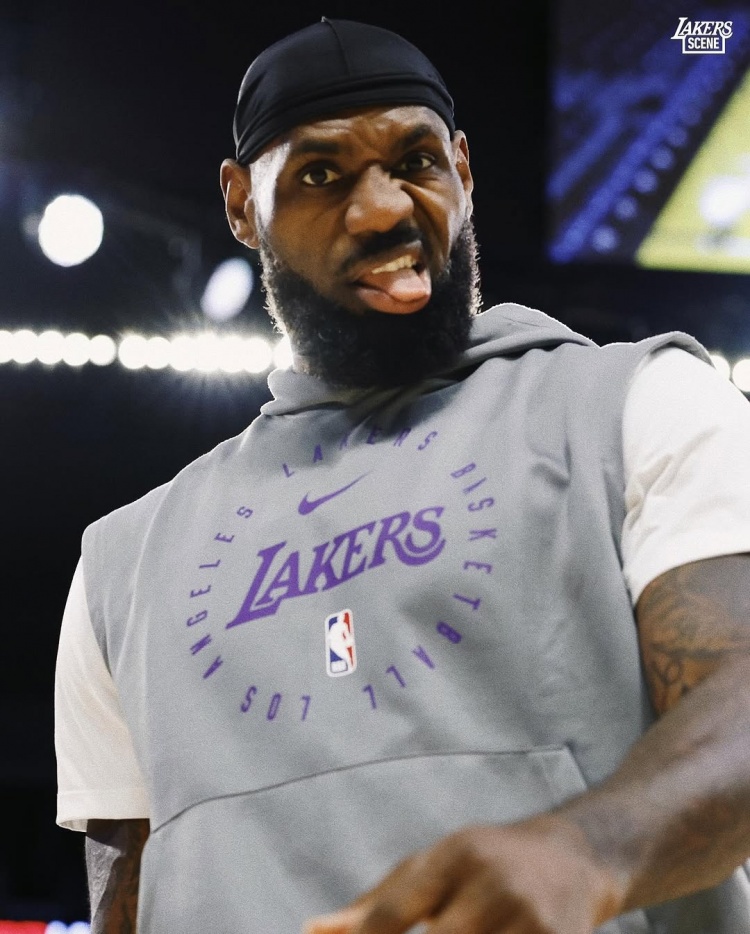 沖擊50000分！湖人官方曬詹姆斯賽前熱身照 飛身扣籃+俏皮做鬼臉