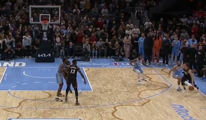 功虧一簣！鄧羅接球橫帶一步直接拔起三分命中 但無效&先踩線啦！