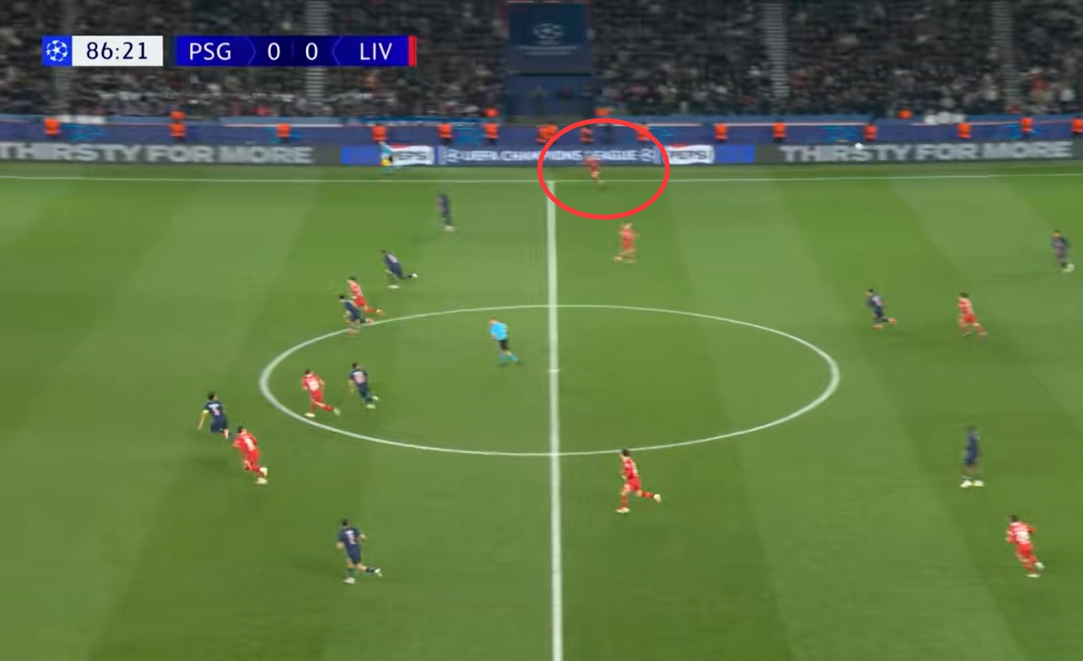 太賊了！埃利奧特走回己方半場并起跑，在門德斯盲區(qū)飛速插上絕殺