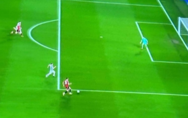 絕佳機(jī)會未傳球！霍伊倫比賽中向達(dá)洛特表達(dá)不滿，對方擊掌致歉