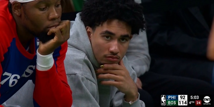 ??金光閃閃！賽季報(bào)銷的麥凱恩場(chǎng)邊觀戰(zhàn) 美甲亮眼