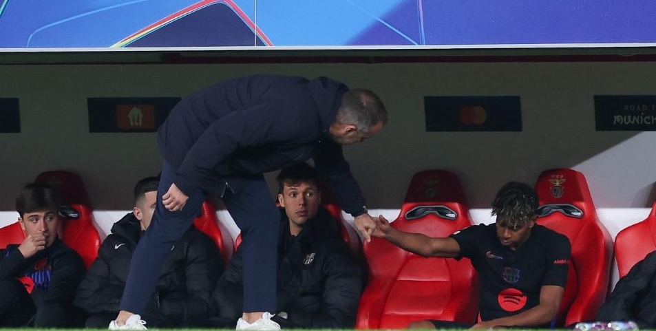 提前被換下！每體：亞馬爾下場后感到沮喪，弗里克上前交談&鼓勵