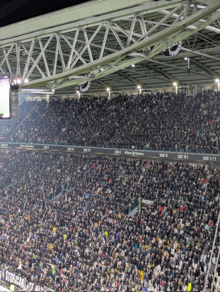 記者：尤文死忠比賽期間高呼“受夠你們了！尊重這件球衣！”