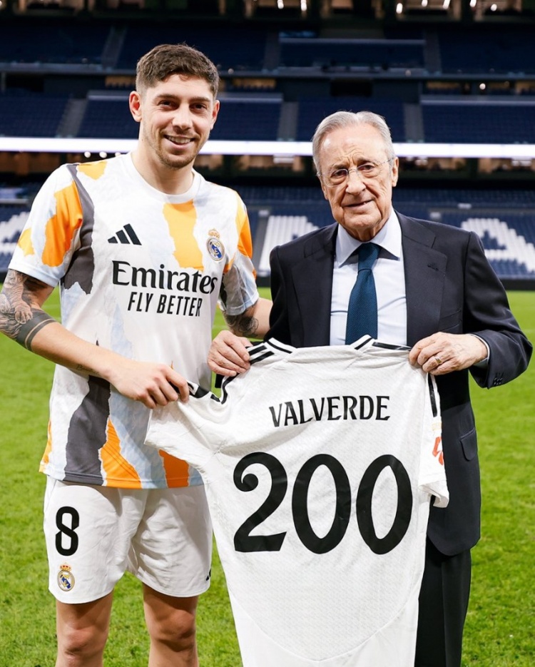 巴爾韋德代表皇馬出戰(zhàn)200場西甲，賽后獲贈紀念球衣