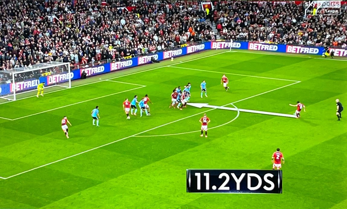 人墻失誤？轉(zhuǎn)播顯示B費任意球距槍手人墻11.2碼，規(guī)則僅要求10碼