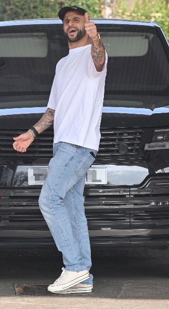 太陽(yáng)報(bào)：沃克被拍到和妻子安妮一起出行，據(jù)說(shuō)他們正在解決問(wèn)題