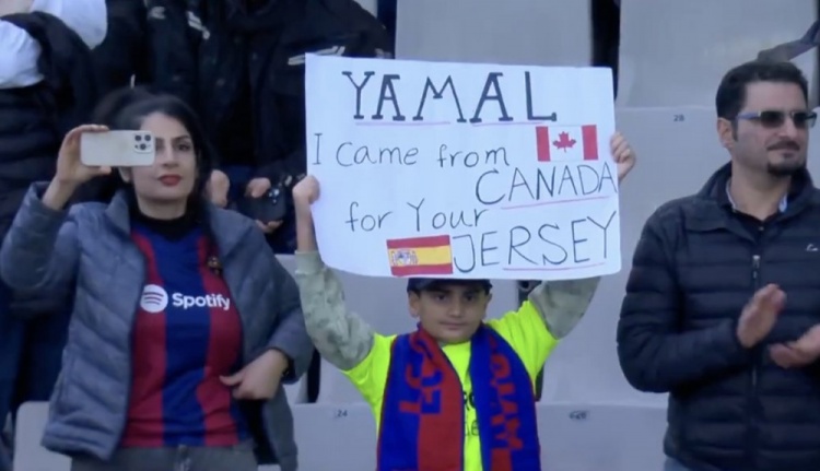 遠(yuǎn)渡重洋！現(xiàn)場小球迷手舉橫幅：我來自加拿大，想要亞馬爾的球衣