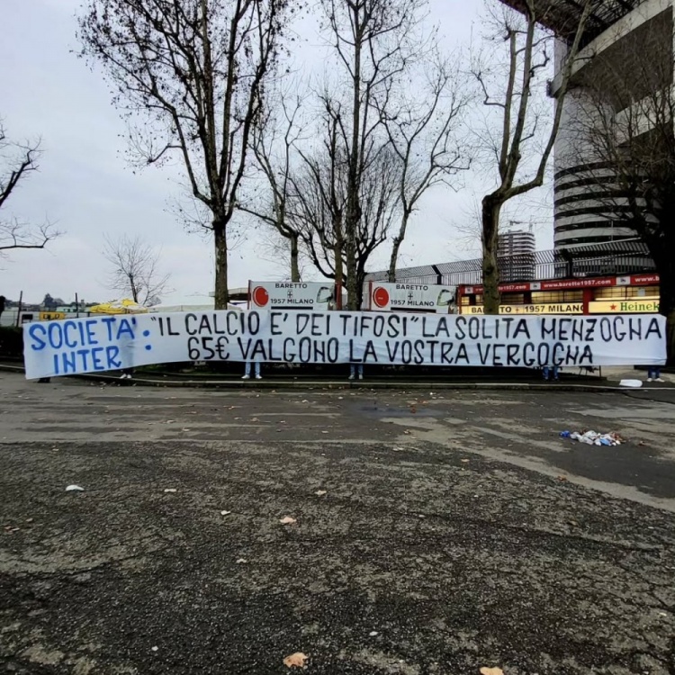 票價上漲&現(xiàn)場球迷顯著減少，國米死忠拉橫幅：65歐票價太可恥！