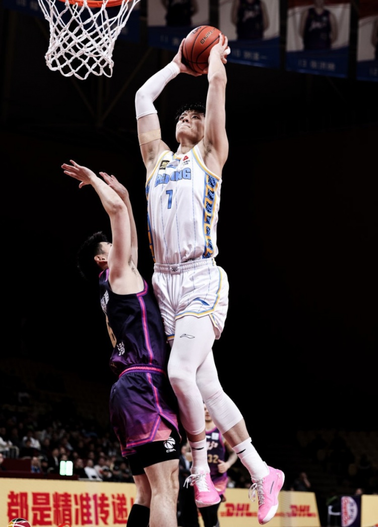 曾凡博：找準(zhǔn)定位，一飛沖天？