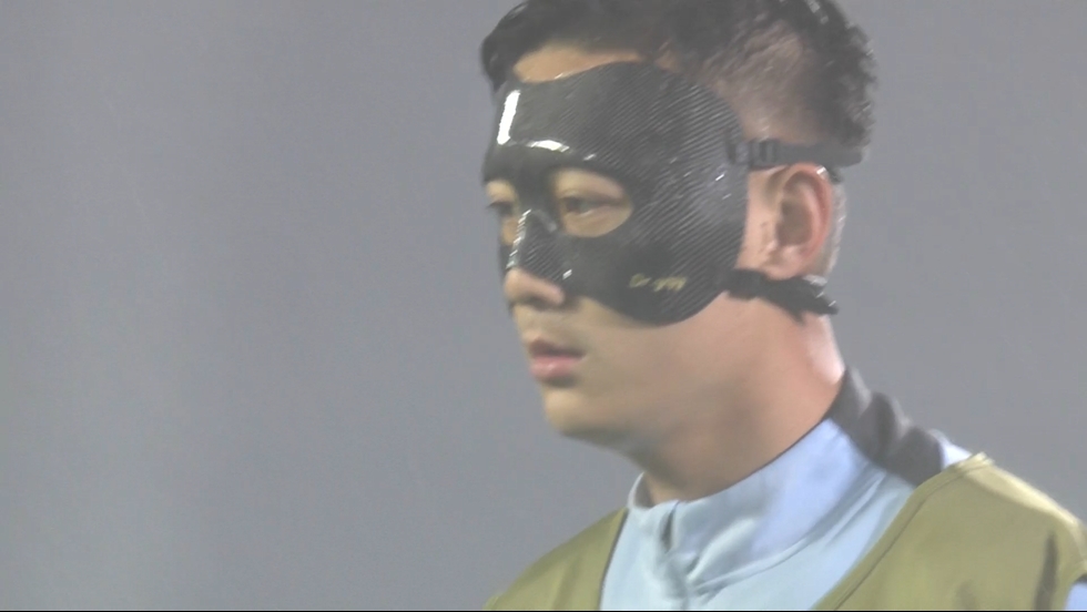 此前未佩戴！蔣圣龍亞冠賽前熱身戴上面具，曾在月初比賽面部受傷