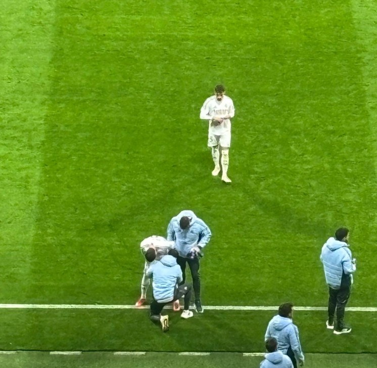 希望無礙，在維尼修斯踢點球的間隙，巴爾韋德在場邊接受治療