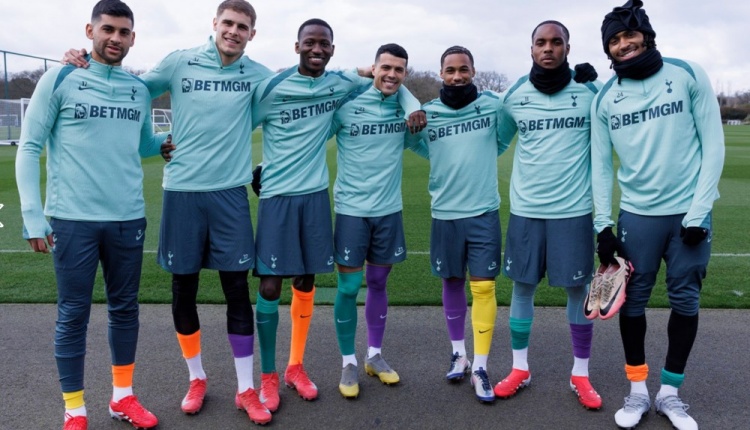 ??熱刺男女足一線隊(duì)球員穿不同顏色球襪，支持唐氏綜合癥患者