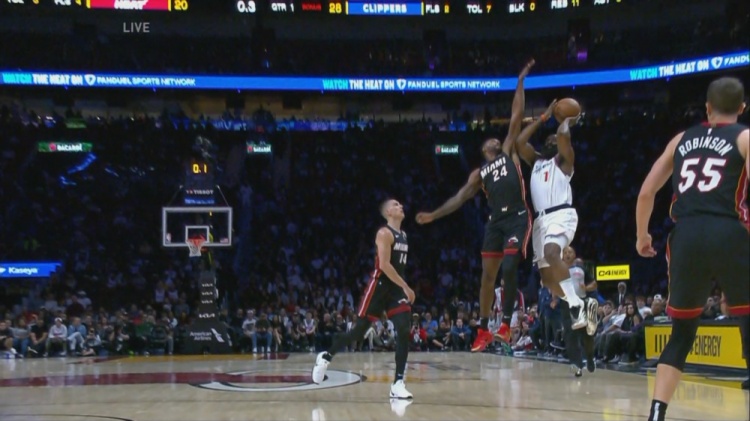 爭(zhēng)分奪秒！哈登后場(chǎng)推進(jìn)漂移三分被壓哨犯規(guī)！3罰2中！