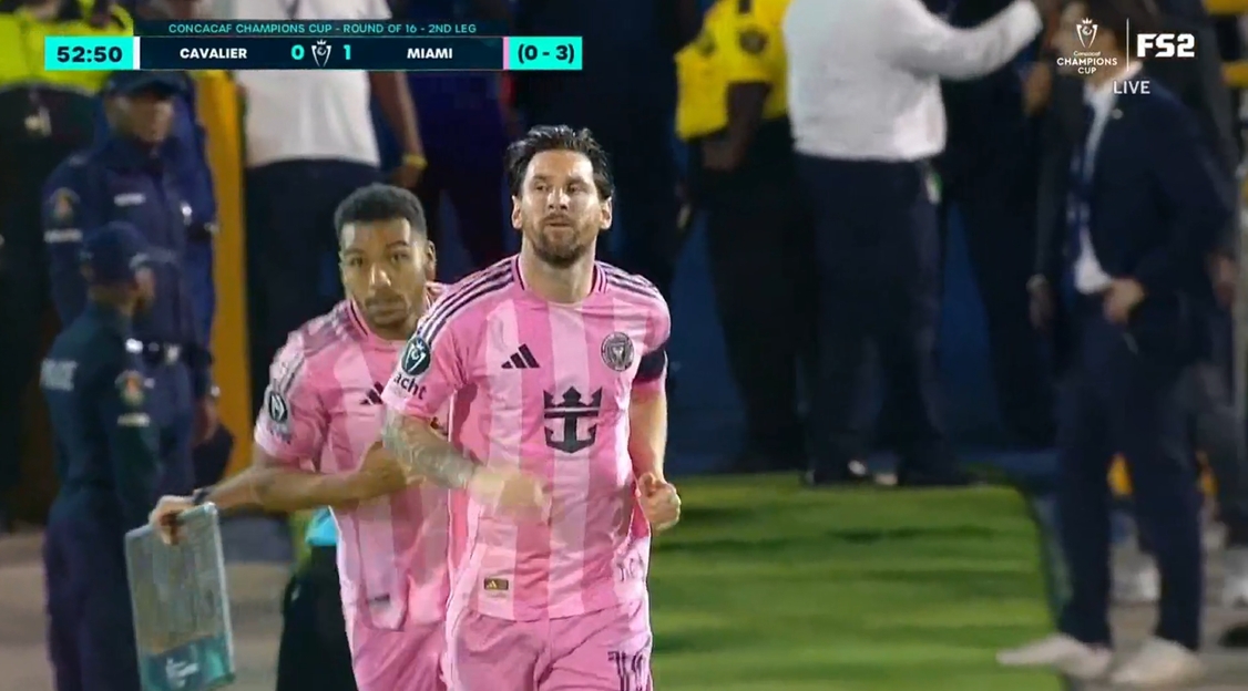 他來了！比賽第53分鐘梅西替補(bǔ)上場，蘇亞雷斯、布斯克茨被換下