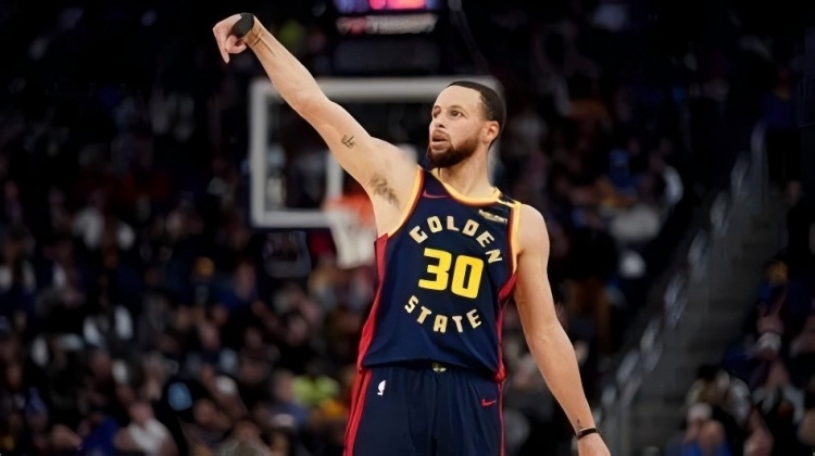 庫(kù)里，37歲，4000三分記錄之夜·雄鹿巨陣壓湖人