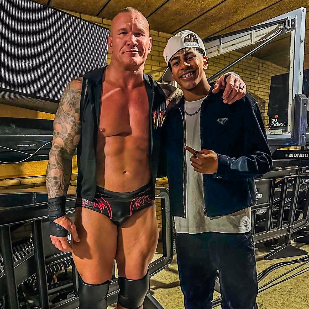 小心RKO！亞馬爾現(xiàn)場(chǎng)觀戰(zhàn)WWE，和奧爾頓、Triple H等合影