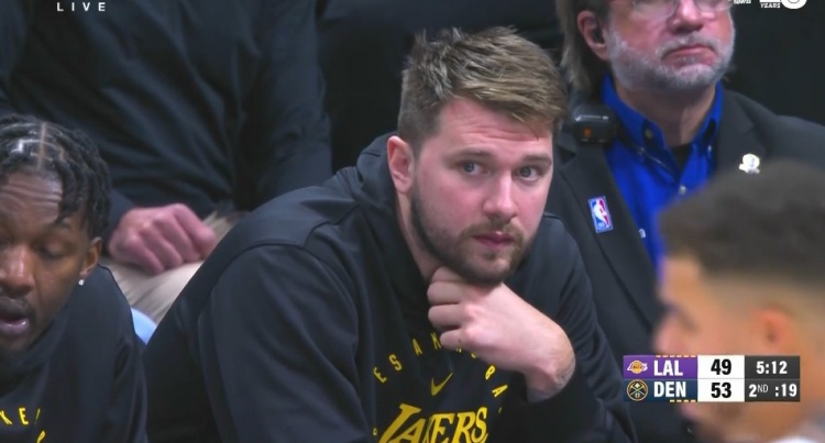 愛莫能助??！東契奇本場(chǎng)缺陣 坐在場(chǎng)邊觀戰(zhàn)