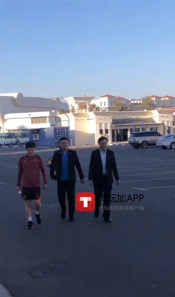 馬德興：迪拜領(lǐng)事館官員來到訓(xùn)練場(chǎng)地看望國(guó)足