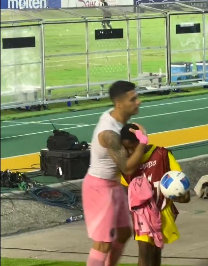 暖男！蘇亞雷斯賽后將球衣送給牙買加小球迷，并擁抱致意