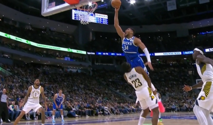 視覺效果炸裂！字母哥絲滑轉(zhuǎn)身單臂隔扣內(nèi)史密斯 可惜吹進攻犯規(guī)