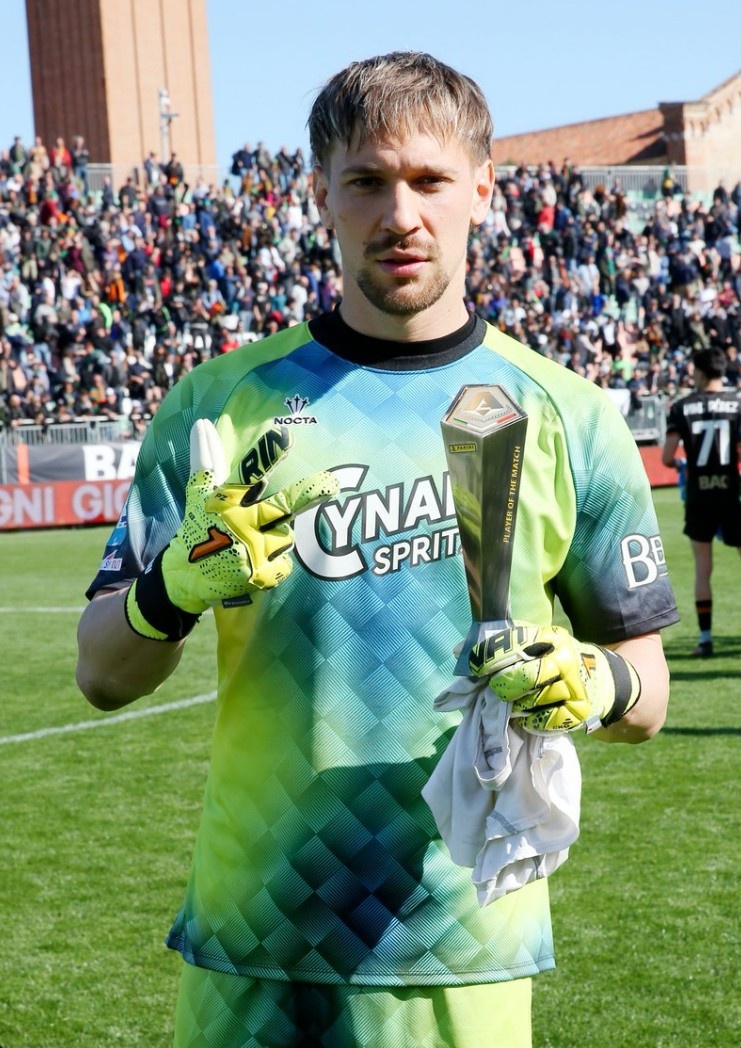 7次撲救獲得MVP！拉杜：只有我和我的媽媽知道我受過(guò)多少苦