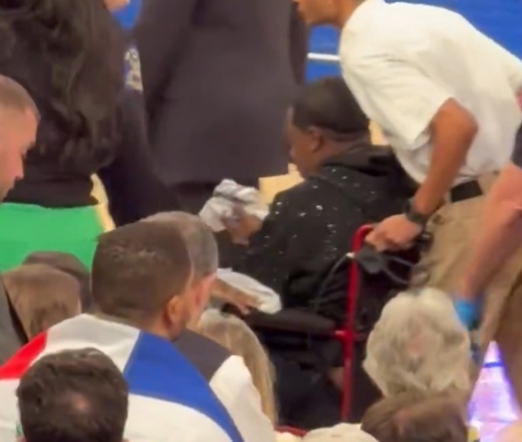 一個(gè)暫停12分鐘！尼克斯記者：場邊觀眾突然流鼻血&幾乎站不起來