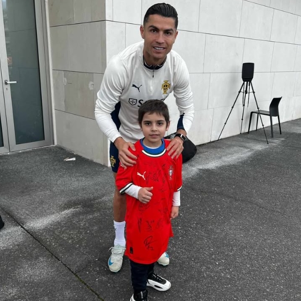 暖心！回國備戰(zhàn)間隙，C羅和病重小球迷見面并合影留念