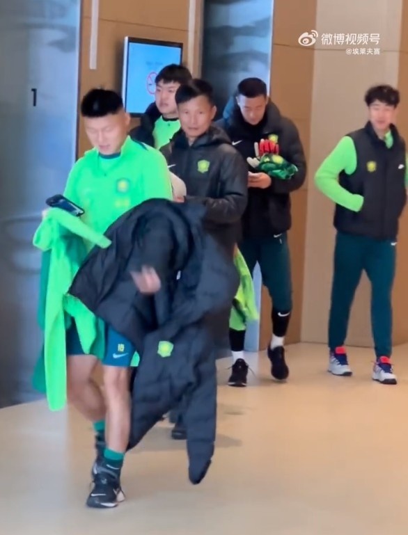 博主：張源出現(xiàn)在國安駐地仍步履蹣跚，韓佳奇、吳少聰參加訓(xùn)練