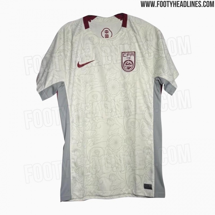 傳統(tǒng)元素！裝備網(wǎng)站報(bào)道中國(guó)女足2025客場(chǎng)球衣： 白底+花卉底紋