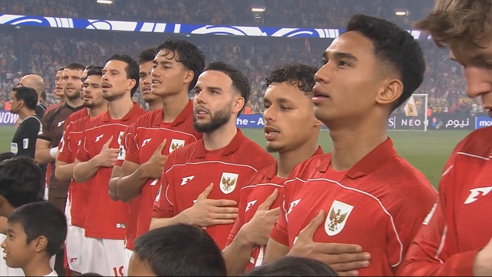 10歸化先發(fā)！賽前印尼歸化眾將齊唱國(guó)歌，新帥克魯伊維特也在跟唱