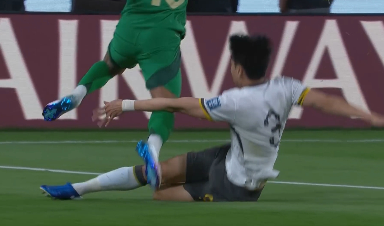 有點(diǎn)莽！高準(zhǔn)翼邊路鏟倒對(duì)手，裁判吹罰犯規(guī)但未出牌