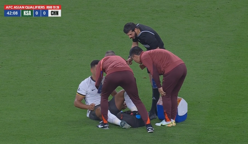 無(wú)法堅(jiān)持！蔣光太受傷第44分鐘被換下，31歲韓鵬飛替補(bǔ)登場(chǎng)首秀