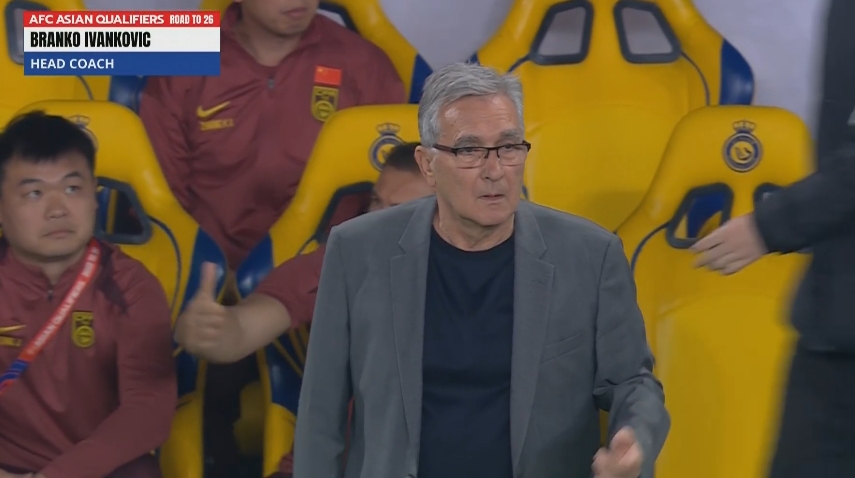 速效救心丸！國足開場還行→反擊滑倒、橫梁、丟球、傷退、直紅..