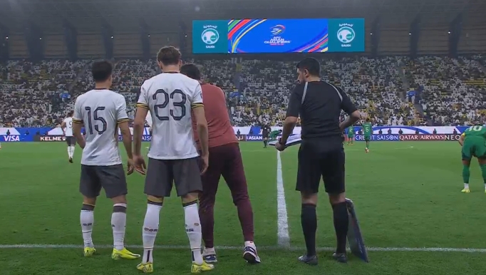 國足半場換人：拜合拉木、楊澤翔登場，曹永競，高準(zhǔn)翼下場