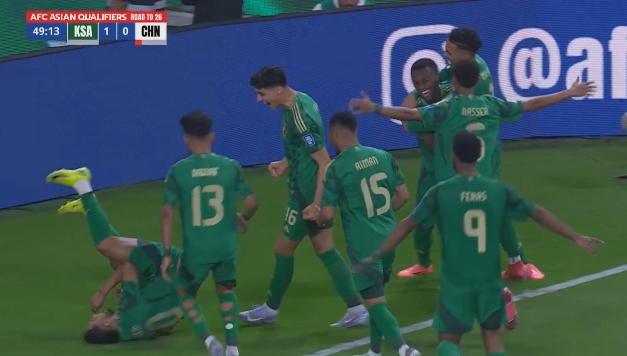 沒守??！10人國足0-1落后沙特，王大雷撲救后多薩里再射破門