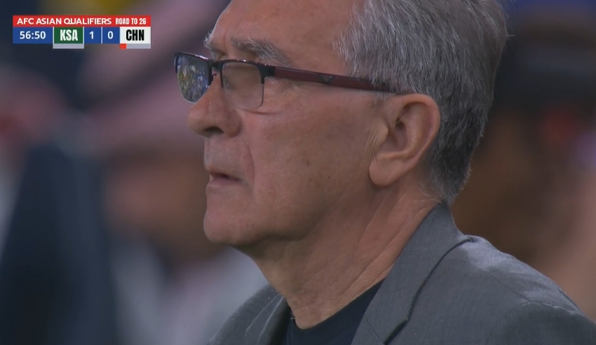 路在何方？0-1落后+少打一人，場邊伊萬科維奇眉頭緊鎖