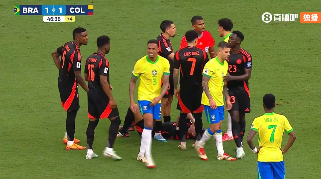 南美味道！加布里埃爾一臂干翻J羅染黃，后者痛苦捂面