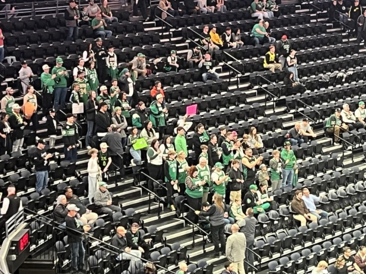 每個(gè)客場(chǎng)都如此??綠軍遠(yuǎn)征球迷賽前1小時(shí)就坐 為熱身球員們加油