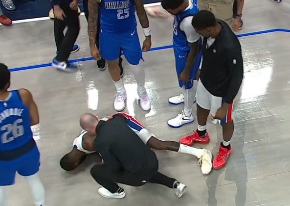 愿無大礙！小哈達(dá)威右腳踝受傷痛苦倒地 本場(chǎng)比賽不回歸