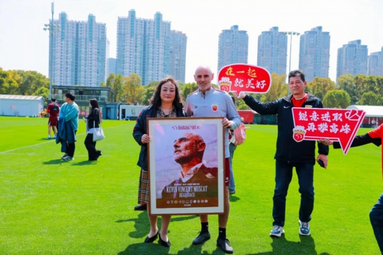 東體：海港主教練穆斯卡特收到一份用球迷圖片拼接成的畫(huà)像