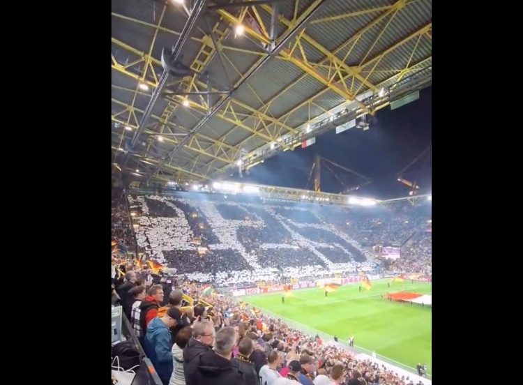 世界杯4冠+歐洲杯3冠！德國(guó)球迷賽前巨型tifo致敬足協(xié)成立125周年