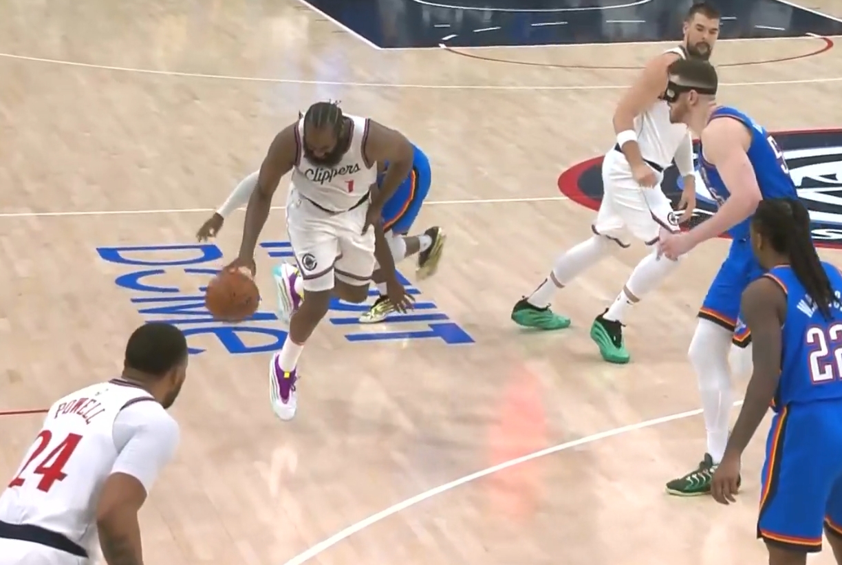 被多特貼身頂翻！哈登捂著自己的大腿痛苦倒地！好在無(wú)礙繼續(xù)比賽